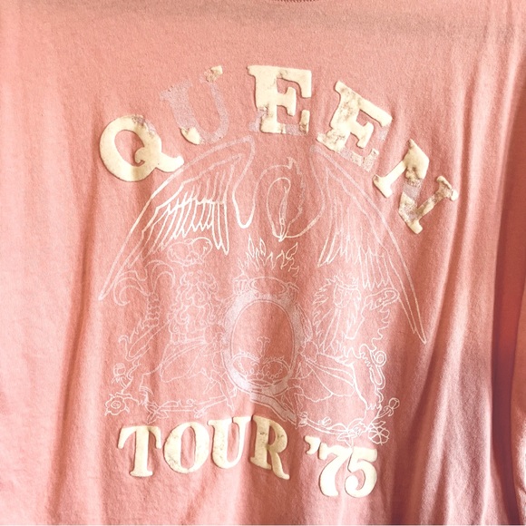 Distressed QUEEN T-shirt - Picture 4 of 5